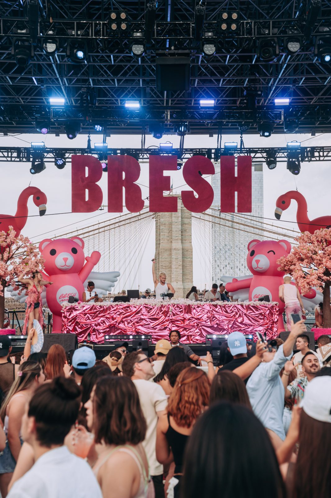 Escenario de Bresh con las letras gigantes y los osos rosas.