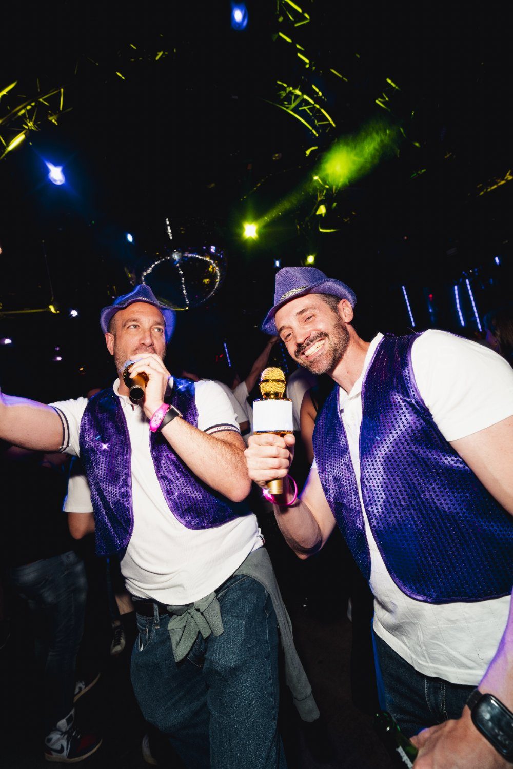 Asistentes con chalecos y micrófono en Furor The Show.