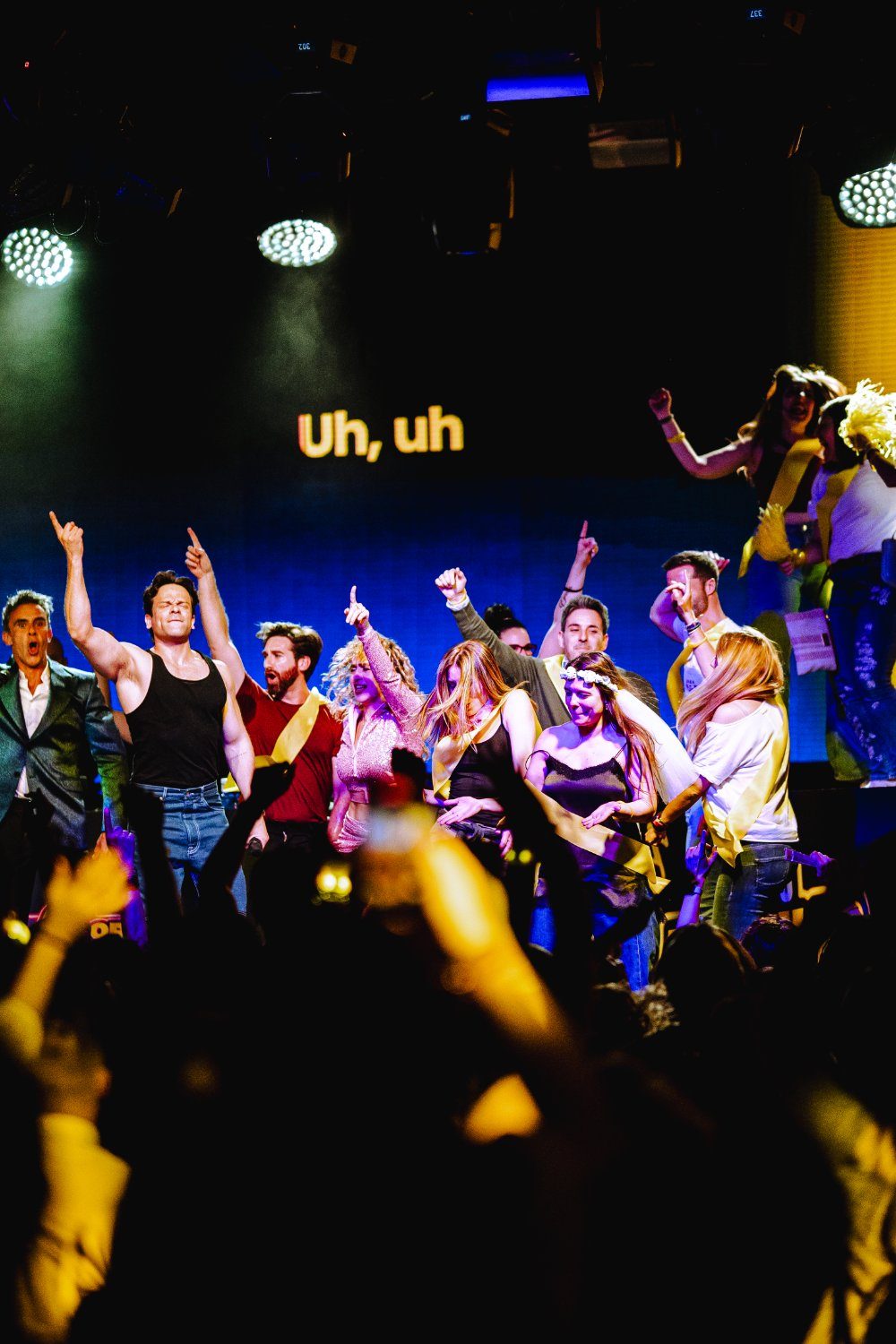 Concursantes cantando sobre el escenario de Furor The Show.