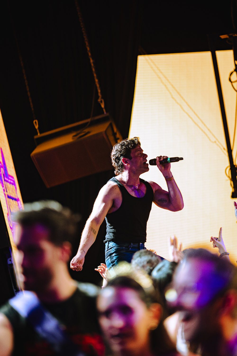 Cantante actuando entre el público en Furor The Show.