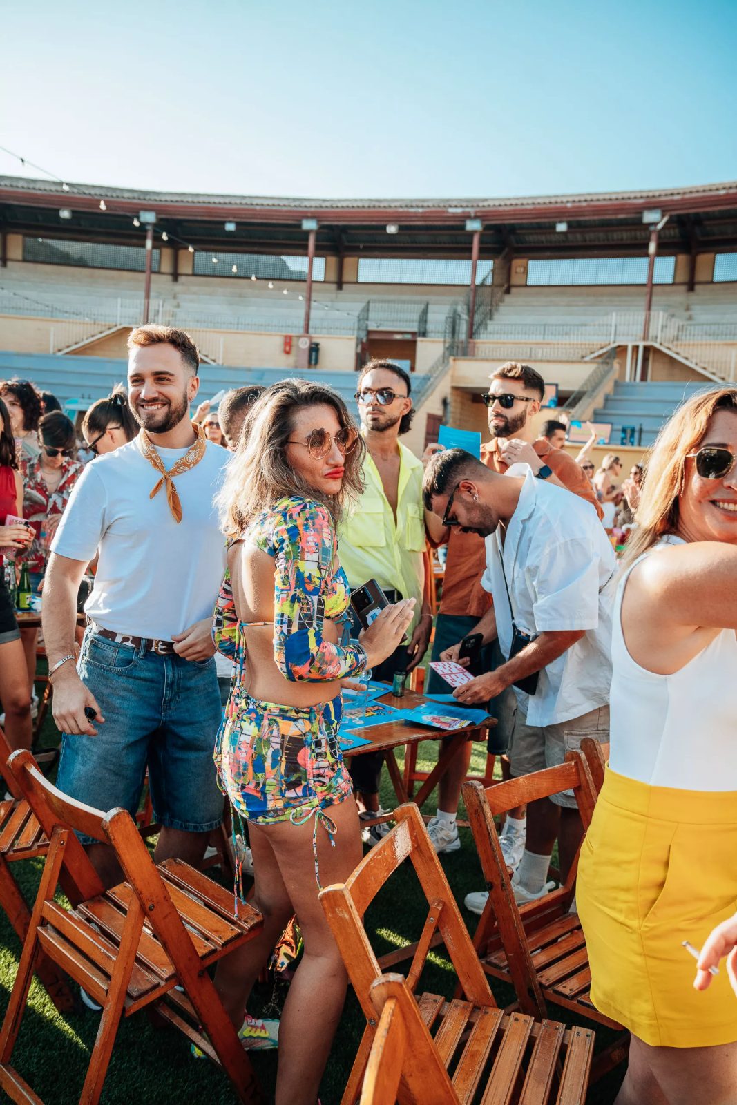 Público disfrutando del tardeo en la Plaza de Toros.