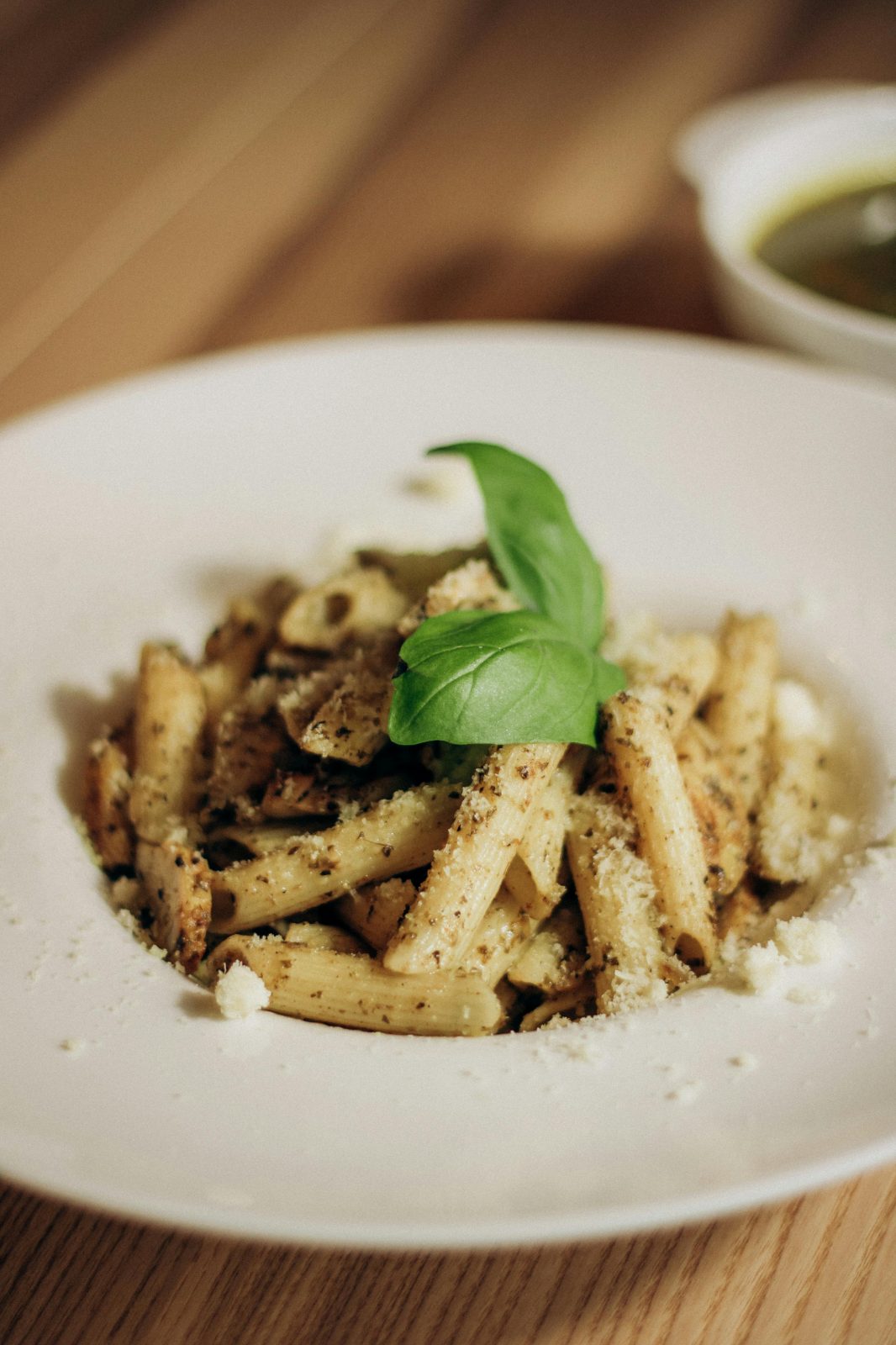 Penne al pesto con albahaca fresca.
