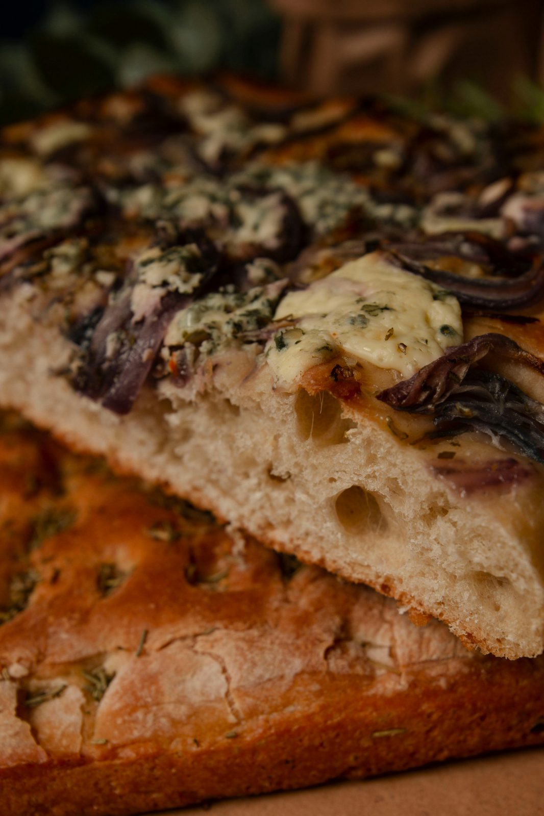 Focaccia recién hecha con cebolla y hierbas.
