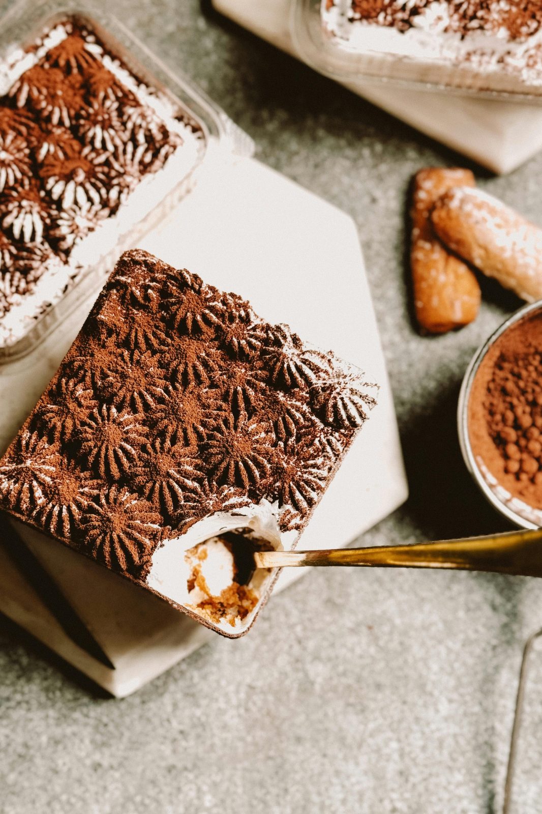 Tiramisú casero con cacao.