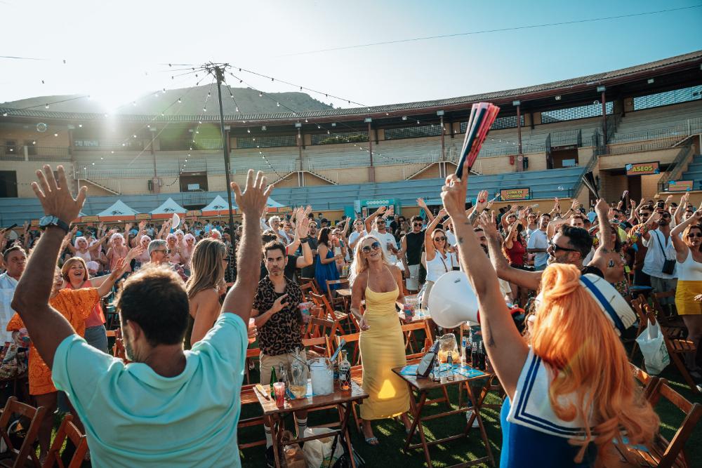 Público con los brazos en alto en una fiesta al aire libre en la Plaza de Toros de Torremolinos