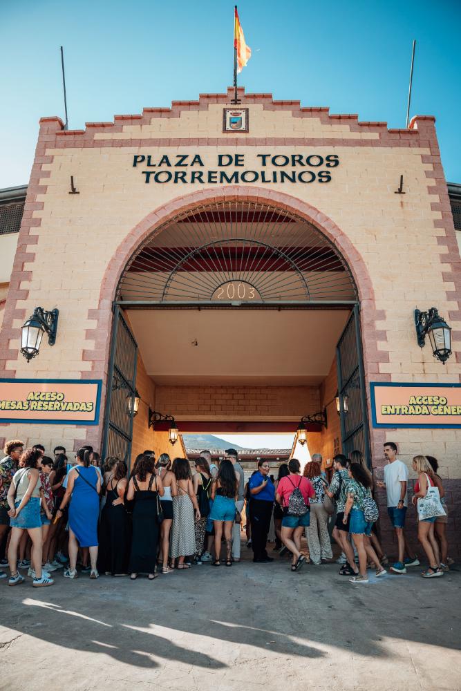 Entrada de la Plaza de Toros de Torremolinos con público accediendo al evento