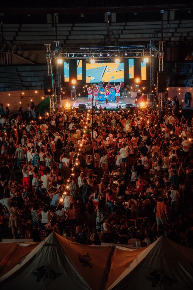 Concierto nocturno con escenario iluminado y público en la Plaza de Toros de Torremolinos