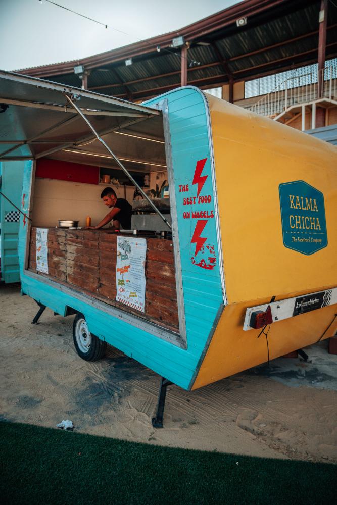 Food truck Kalma Chicha sirviendo comida en Plaza Paraíso